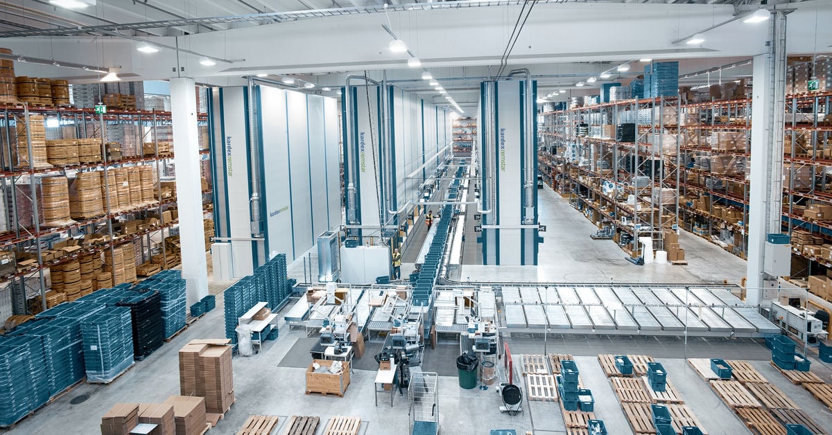 How Do ASRS Systems and Robotic Picking Systems Work Together in Modern Warehouses?